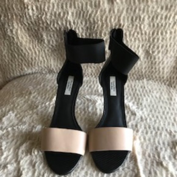 Simply Vera Vera Wang Heels, Size 9.5 - Picture 1 of 4